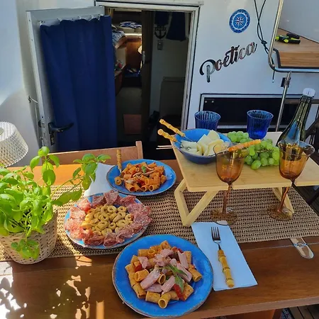 Hotel en barco On Boat Poetica *